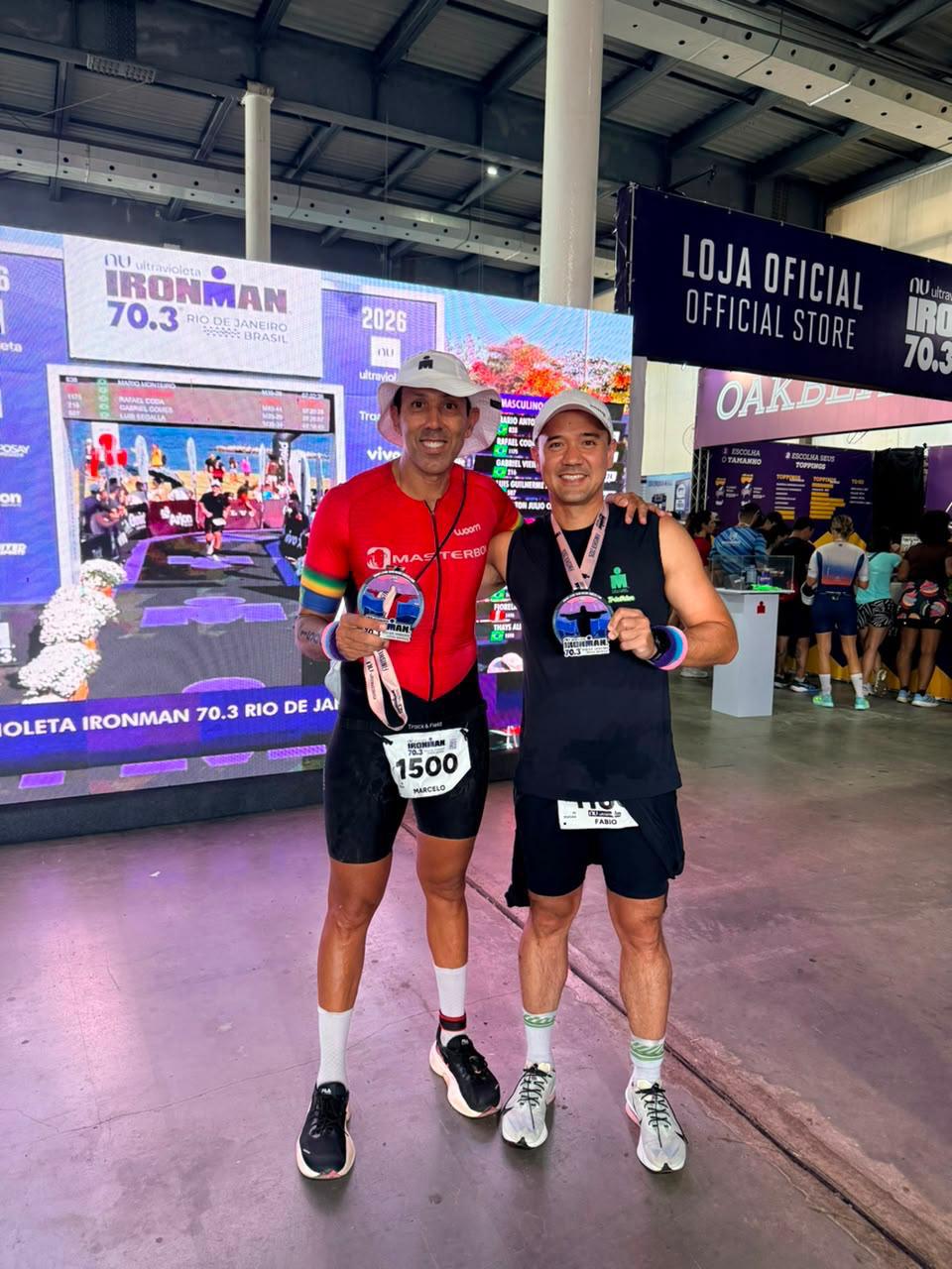 Alunos do MZI com medalhas após o IRONMAN 70.3 Rio de Janeiro