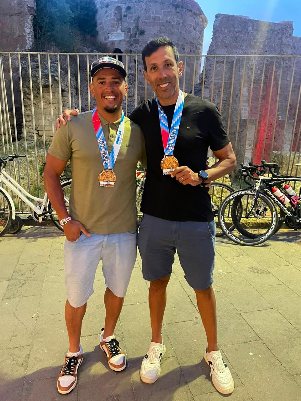 Alunos do MZI com medalhas de finisher após prova de triathlon