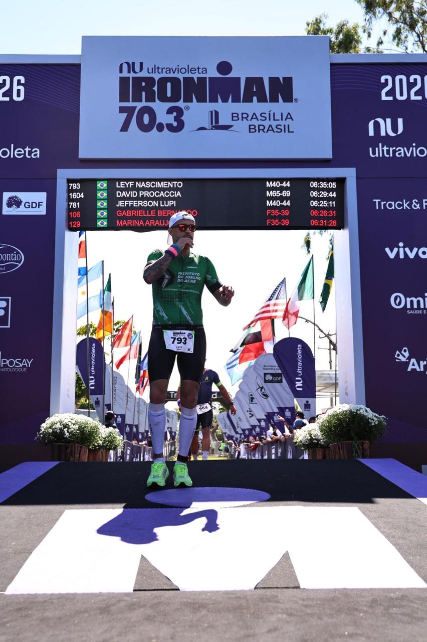 Aluno do MZI cruzando a linha de chegada do IRONMAN 70.3 Brasília