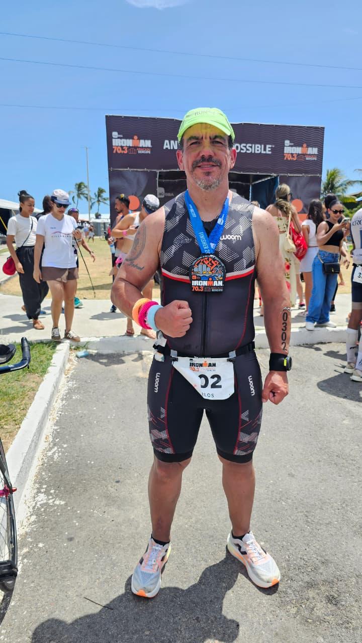 Aluno do MZI comemorando com a medalha após o IRONMAN 70.3